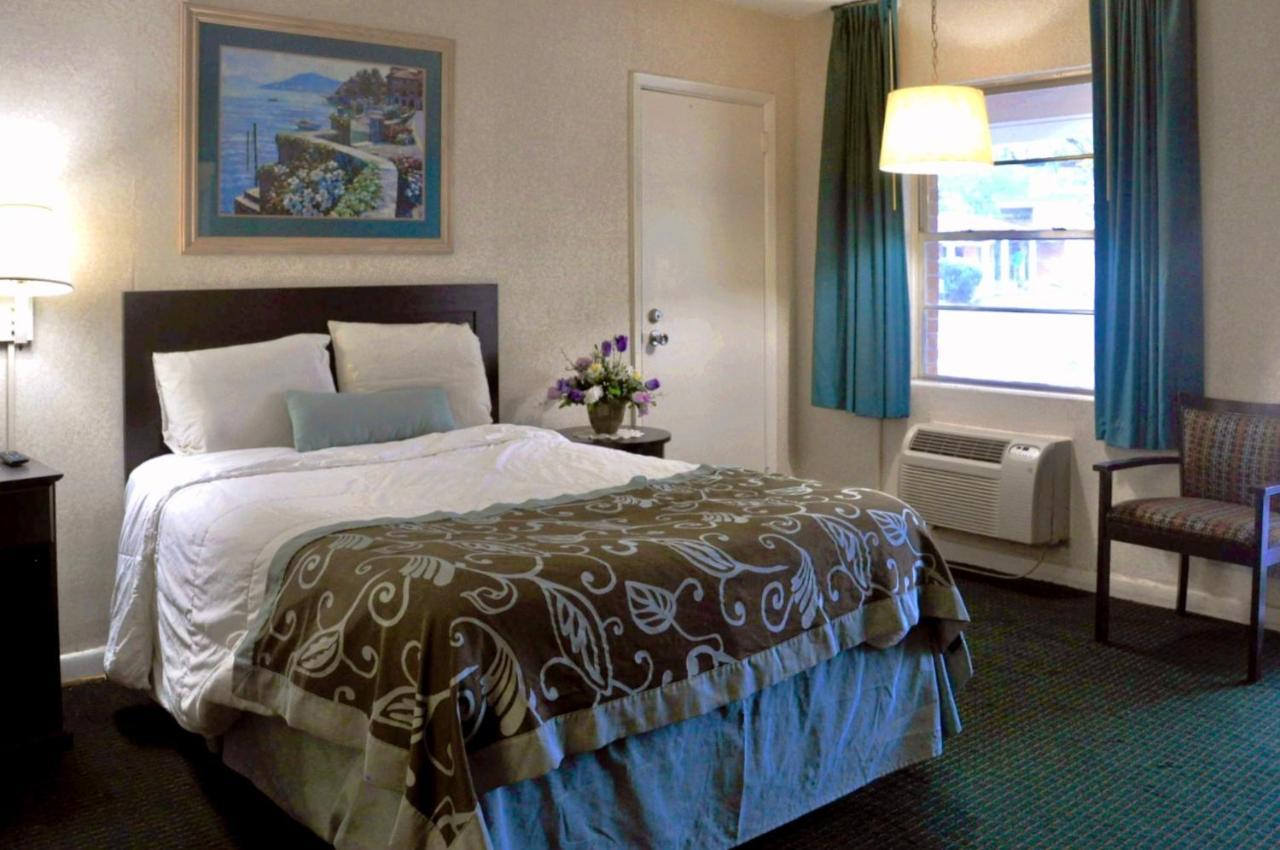 Azalea Inn & Suites Wilmington Buitenkant foto